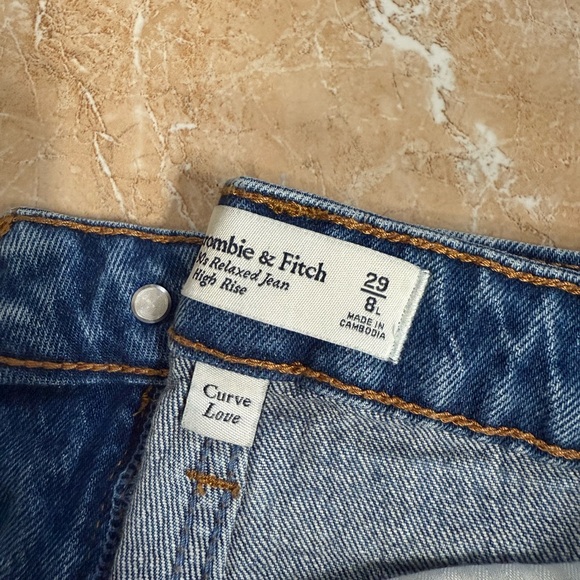 Abercrombie & Fitch Women's 90s Relaxed High Rise Jeans - Picture 2 of 2